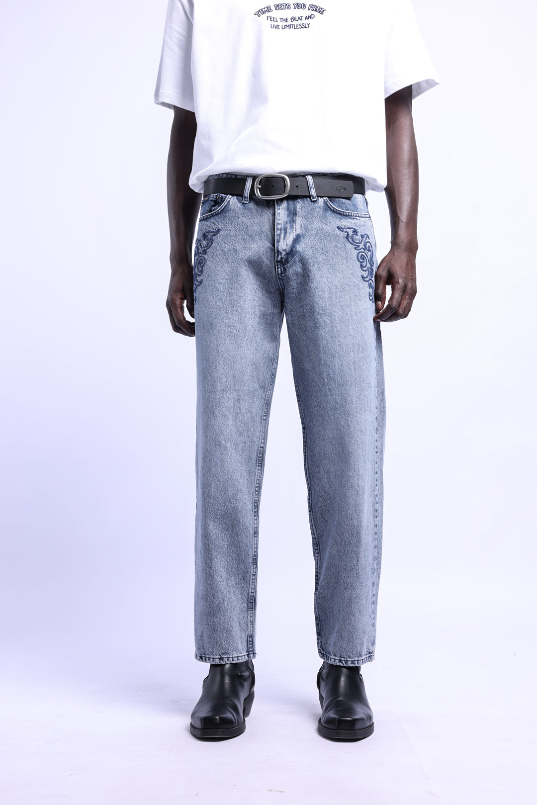 Nakış Detaylı Yıkamalı Jean