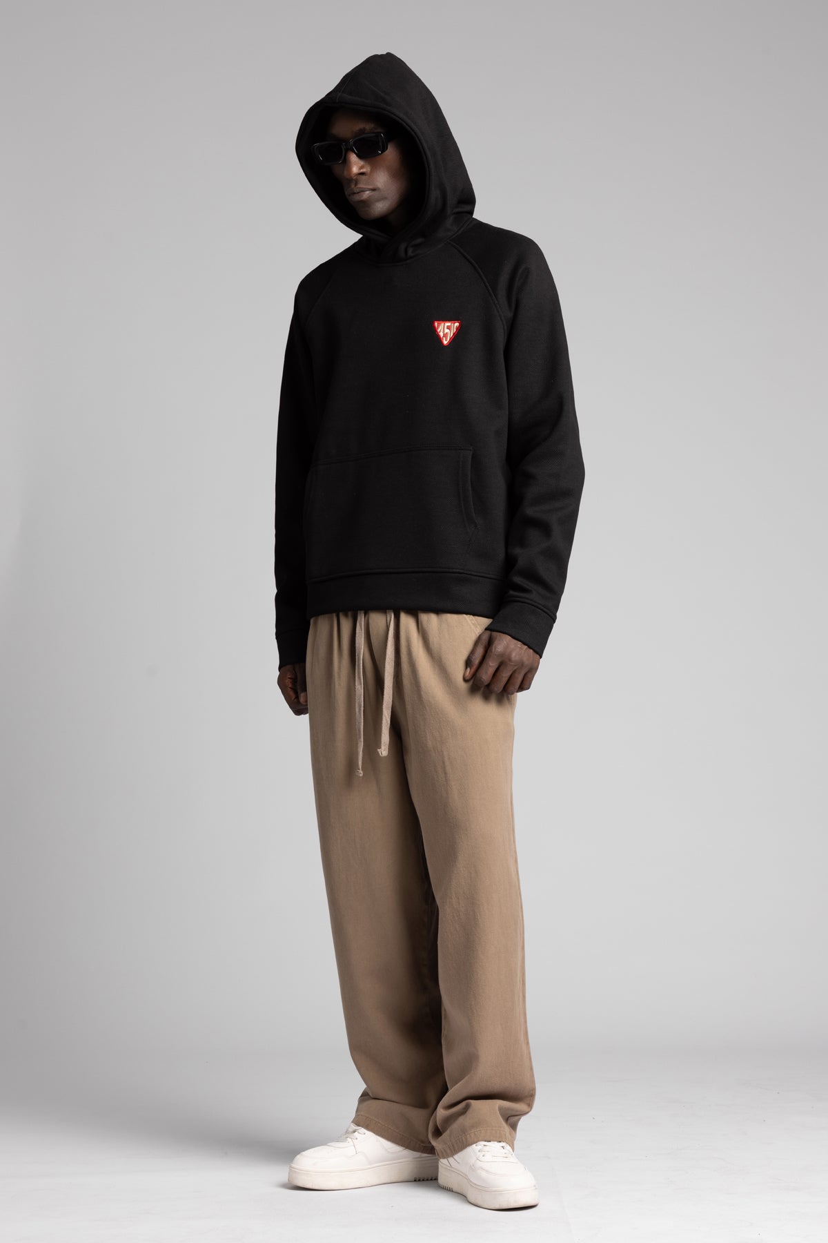 Minimal Nakış Detaylı Kapüşonlu Sweatshirt