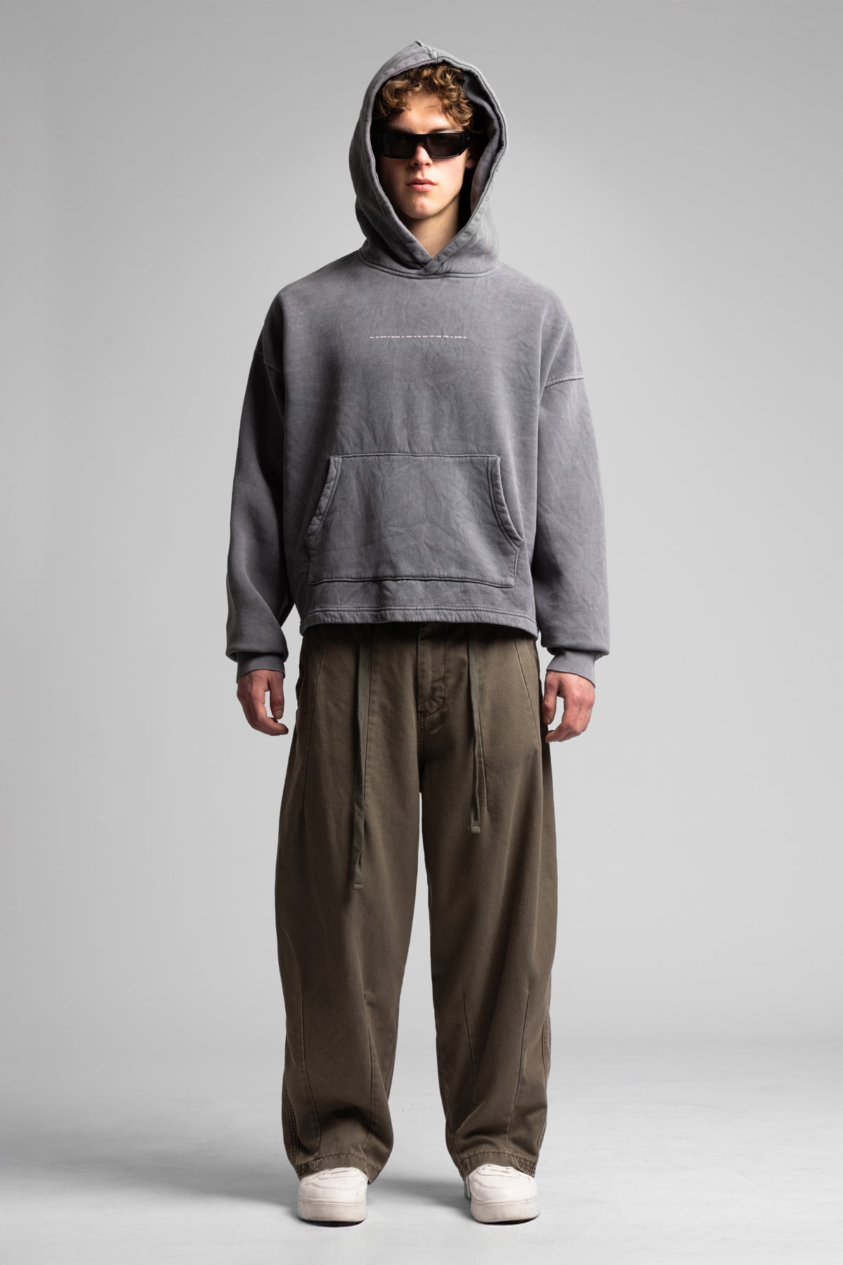 Minimal Yazı Detaylı Kapüşonlu Sweatshirt