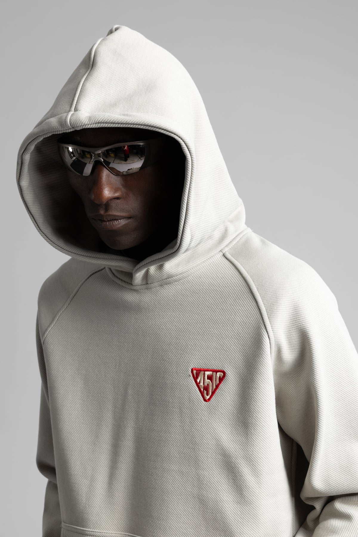 Minimal Nakış Detaylı Kapüşonlu Sweatshirt