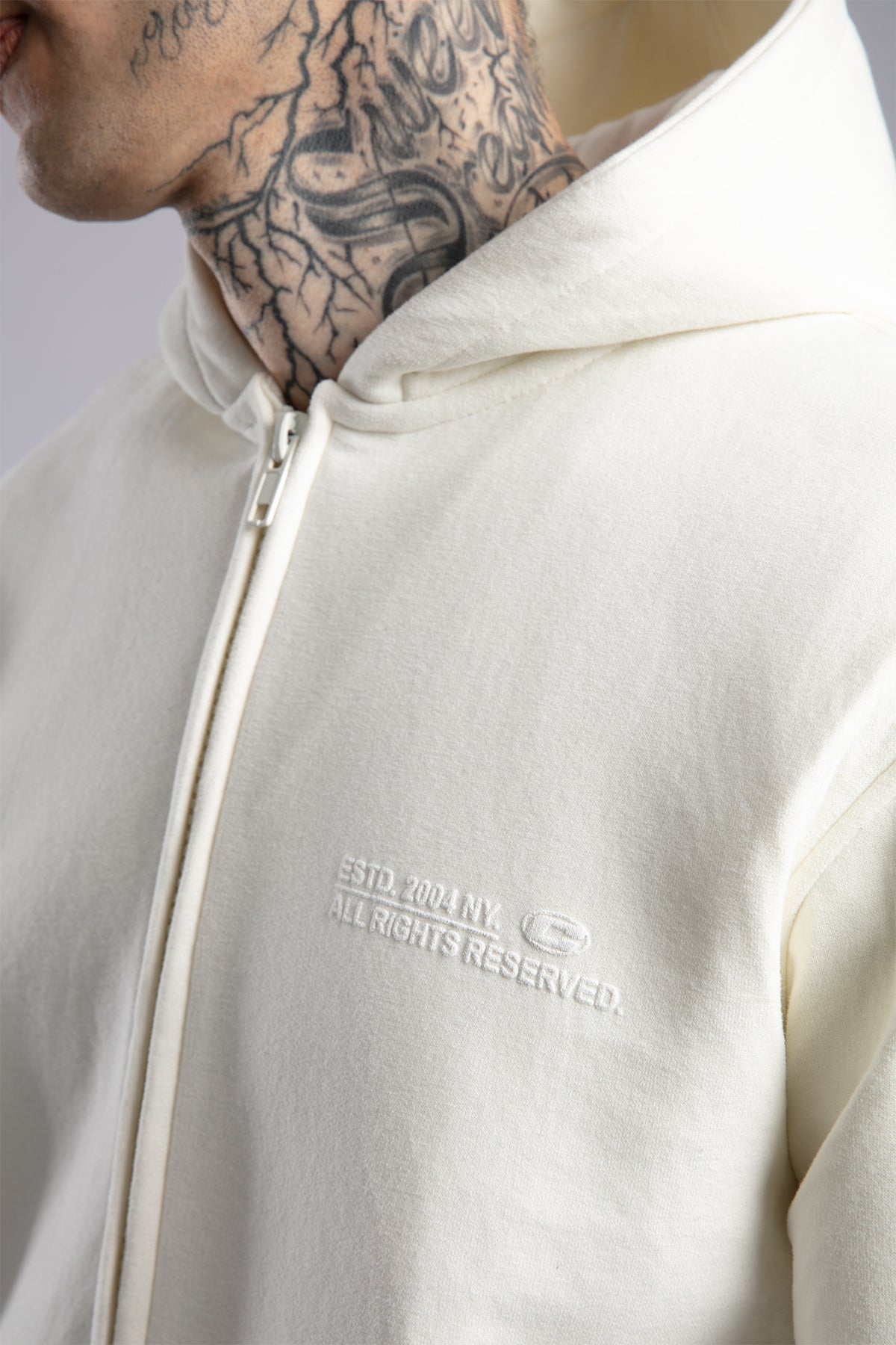 Kabartma Yazılı Fermuarlı Kapüşonlu Sweatshirt