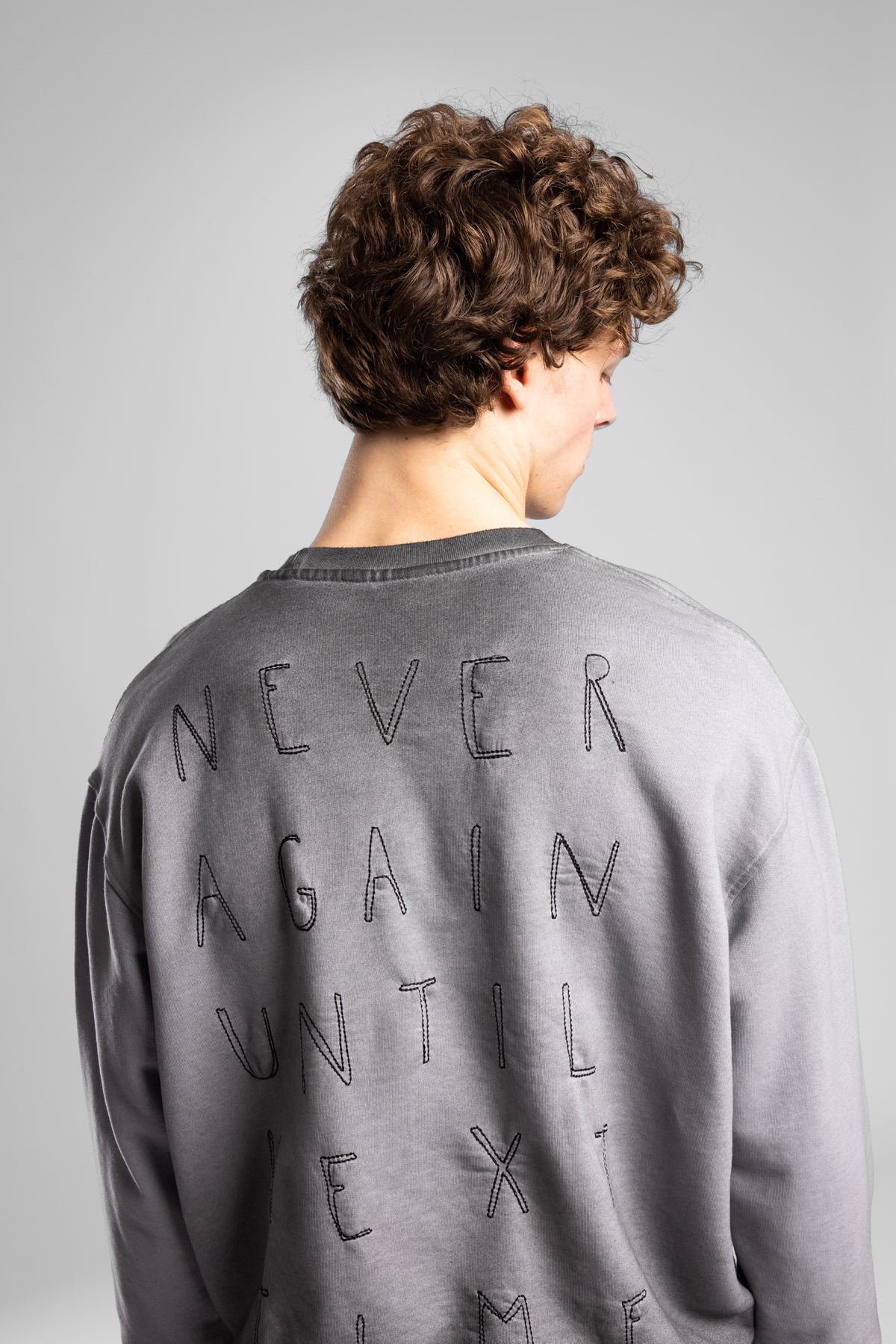 Arka Yazı Nakış Detaylı Pistole Yıkamalı Sweatshirt