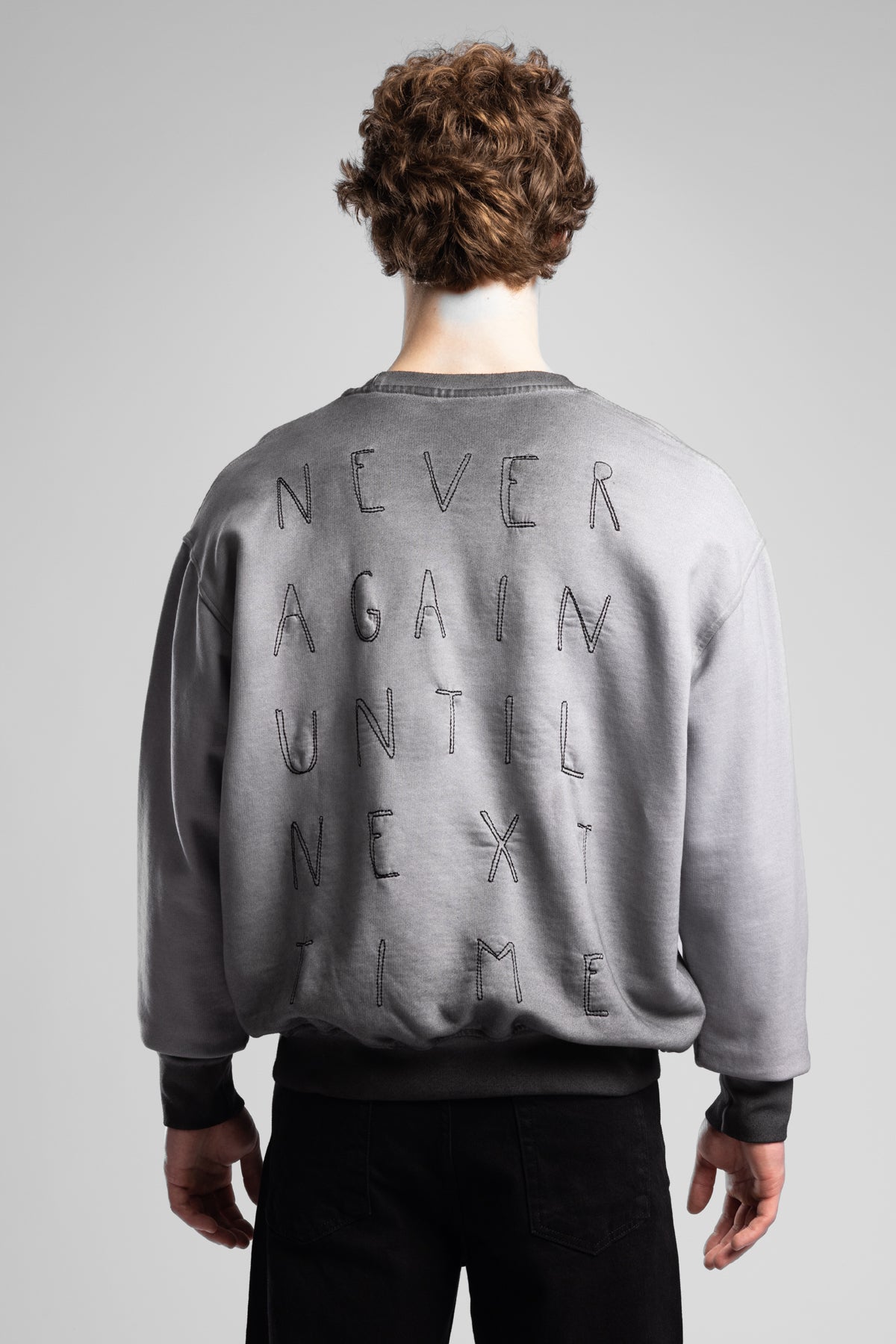 Arka Yazı Nakış Detaylı Pistole Yıkamalı Sweatshirt