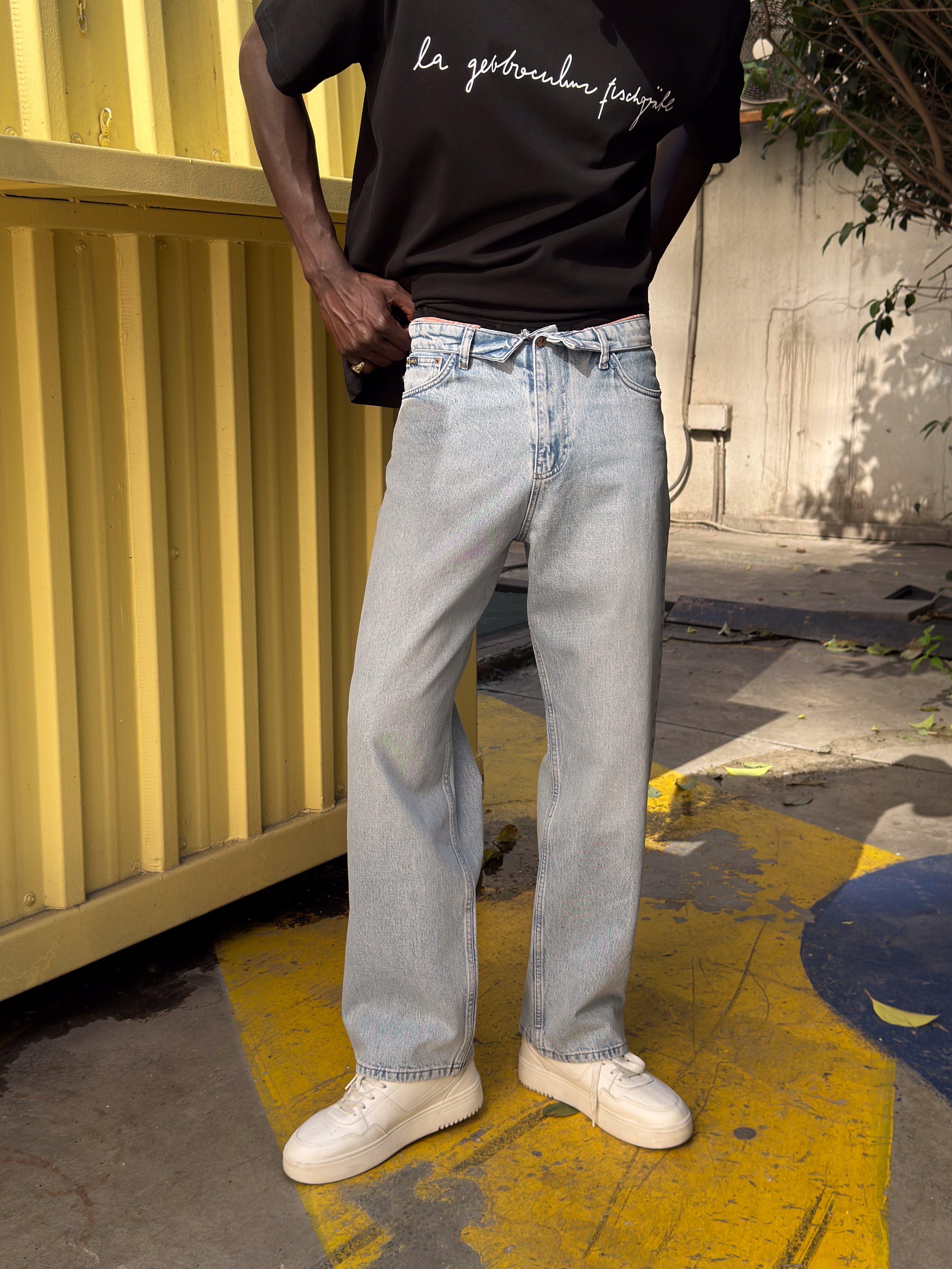 Kıvrık Bel Detaylı Jean