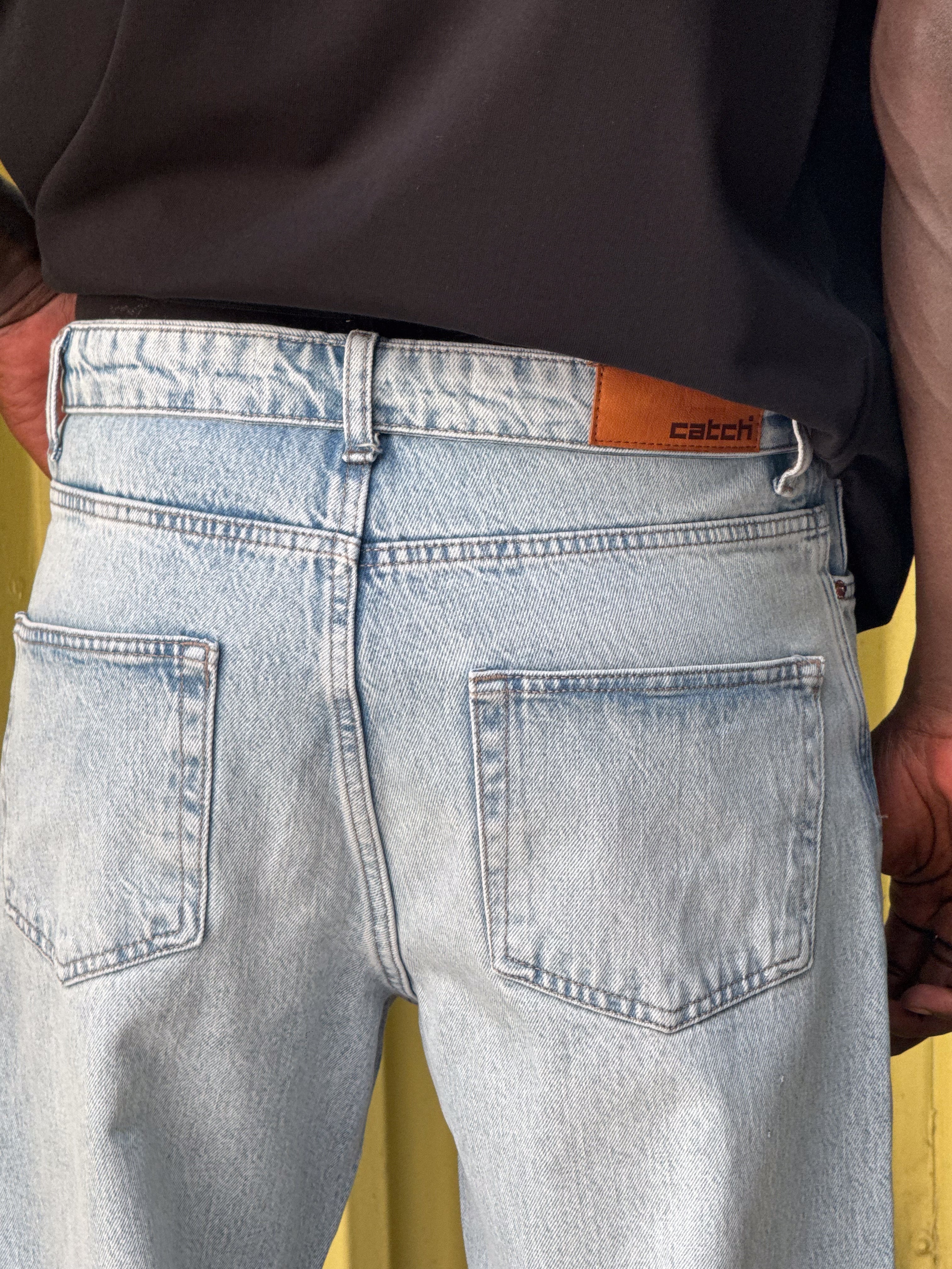 Kıvrık Bel Detaylı Jean
