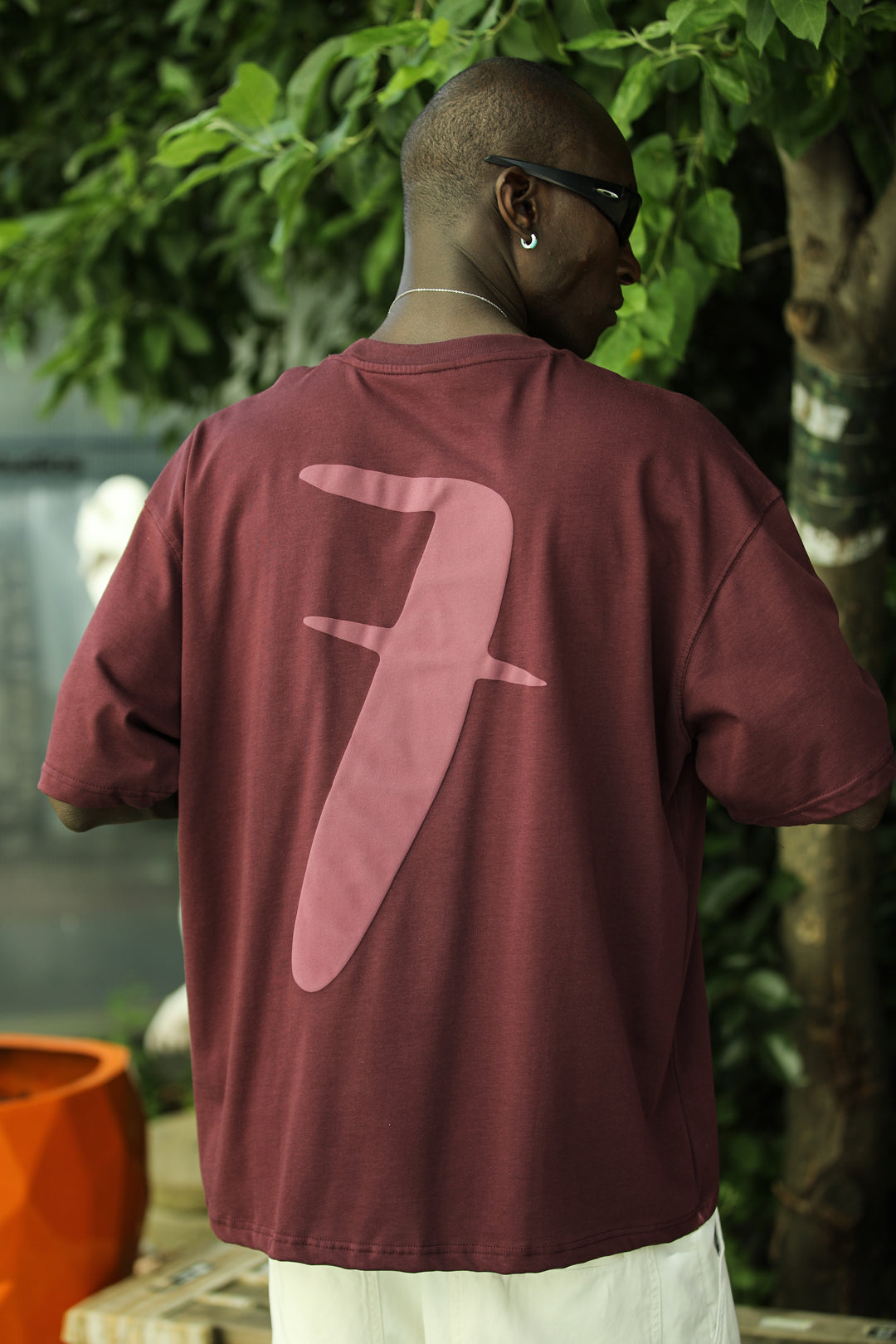 Sırtta ‘7’ Kabartma Baskılı T-Shirt