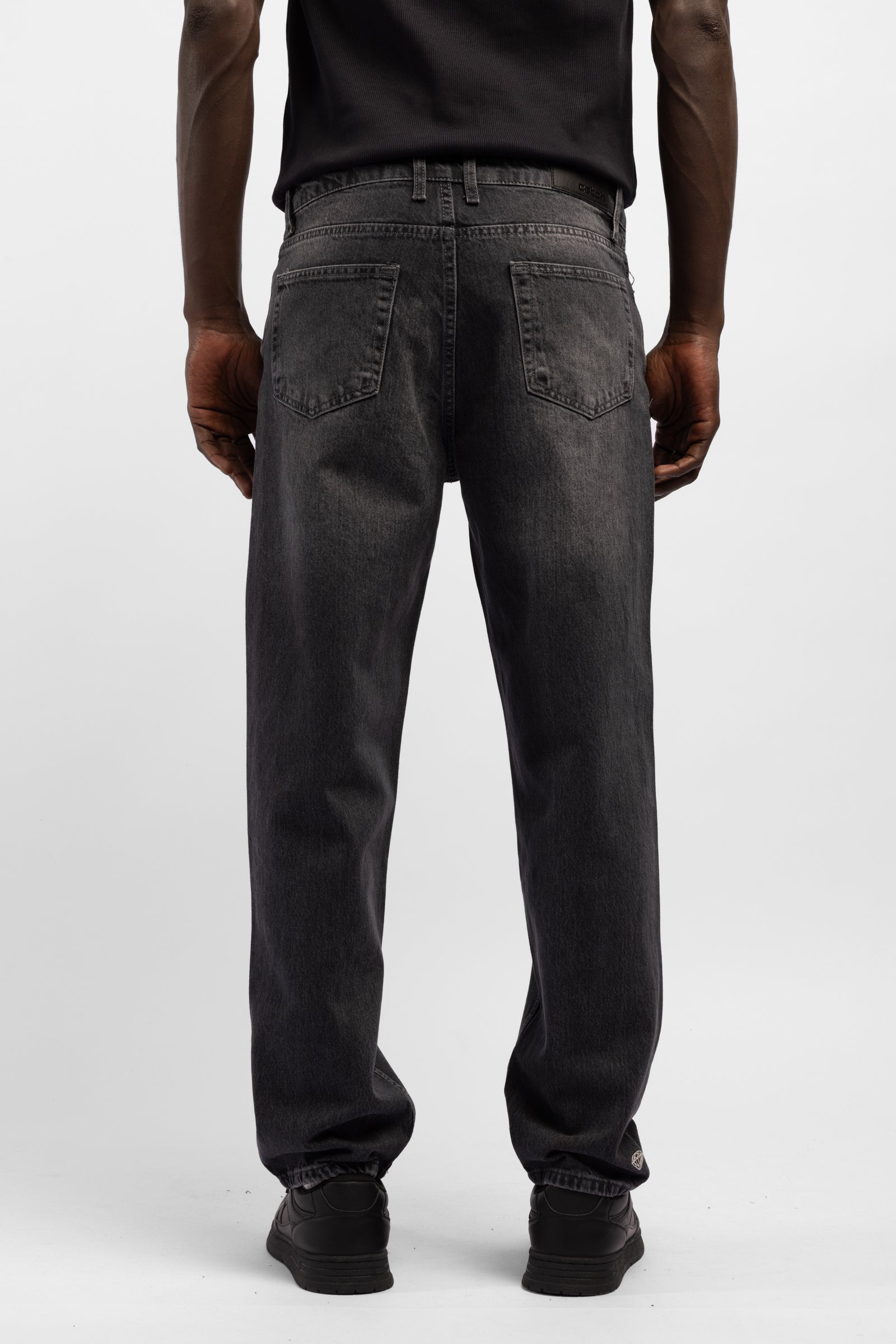 Nakış Detaylı Yıkamalı Jean