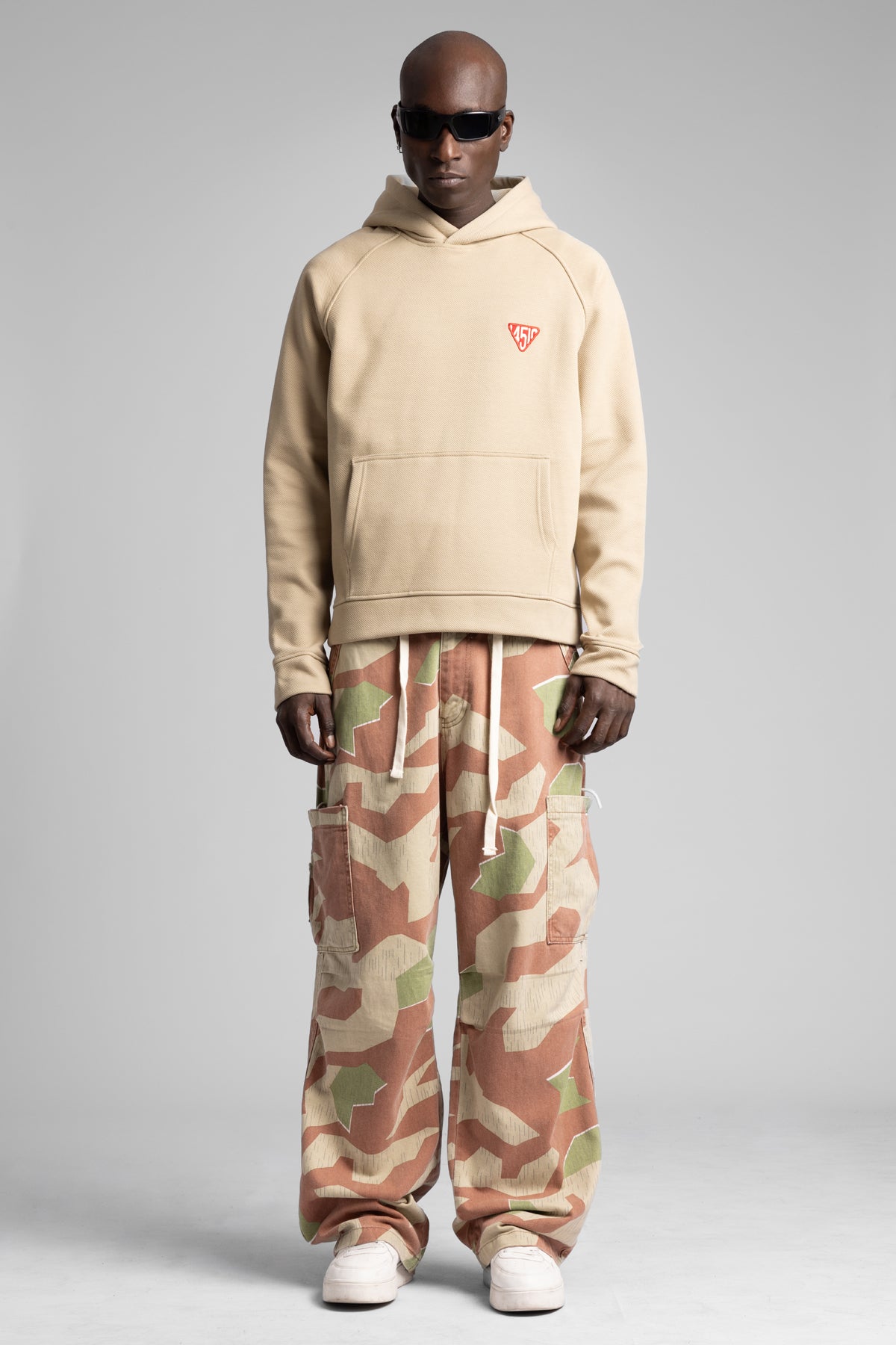 Minimal Nakış Detaylı Kapüşonlu Sweatshirt
