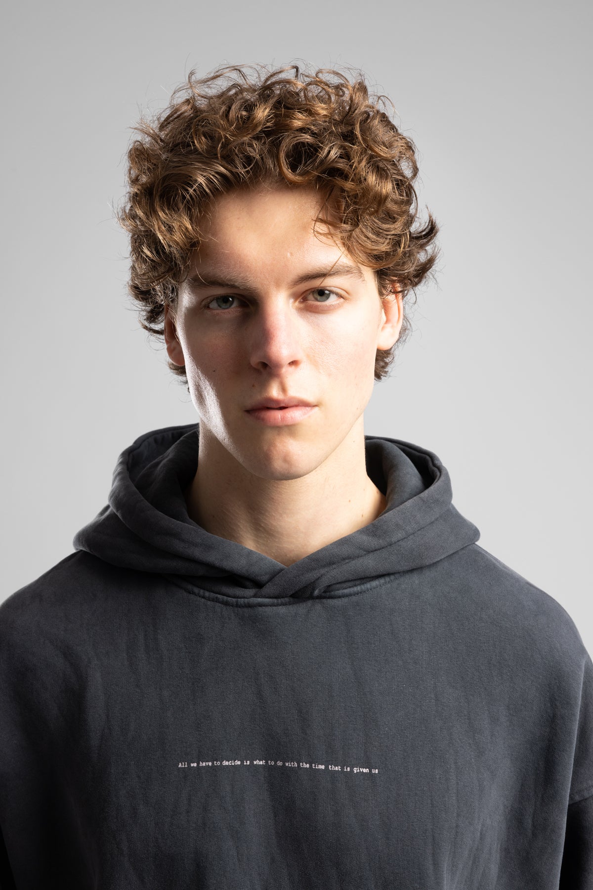 Minimal Yazı Detaylı Kapüşonlu Sweatshirt
