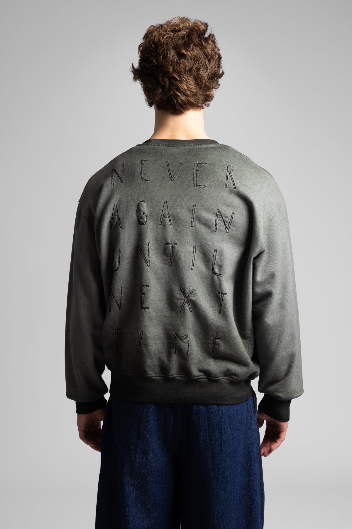 Arka Yazı Nakış Detaylı Pistole Yıkamalı Sweatshirt
