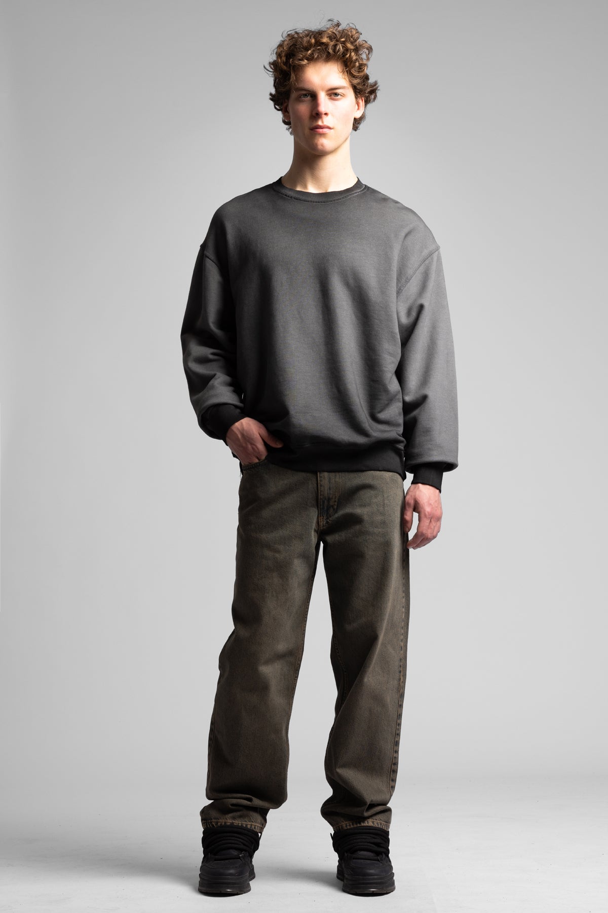Arka Yazı Nakış Detaylı Pistole Yıkamalı Sweatshirt