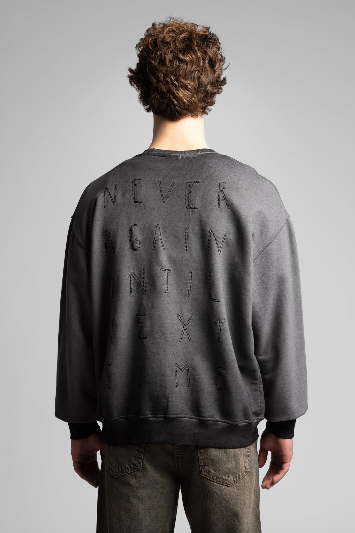 Arka Yazı Nakış Detaylı Pistole Yıkamalı Sweatshirt