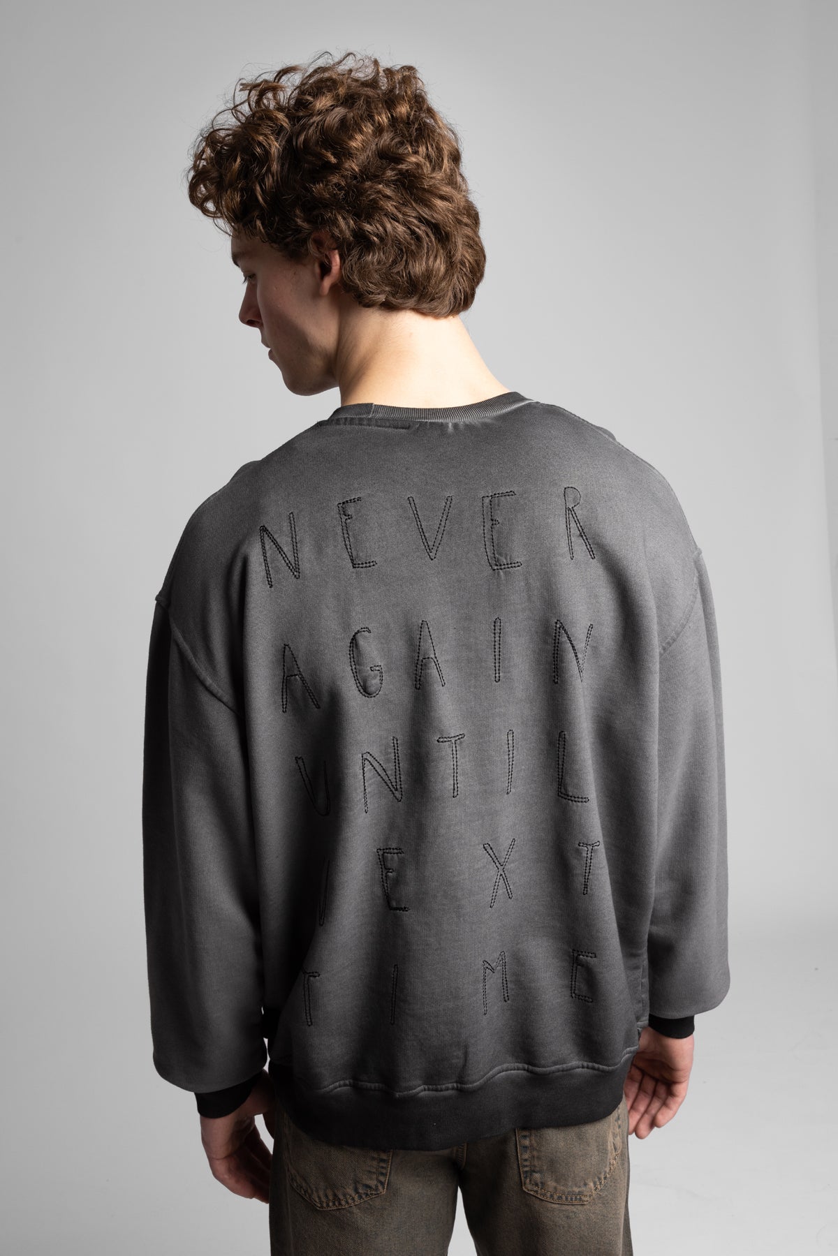 Arka Yazı Nakış Detaylı Pistole Yıkamalı Sweatshirt